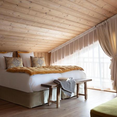 Grandes Rousses Hotel & Spa Alpe d'Huez Exteriér fotografie A bedroom at the Hotel de Crillon