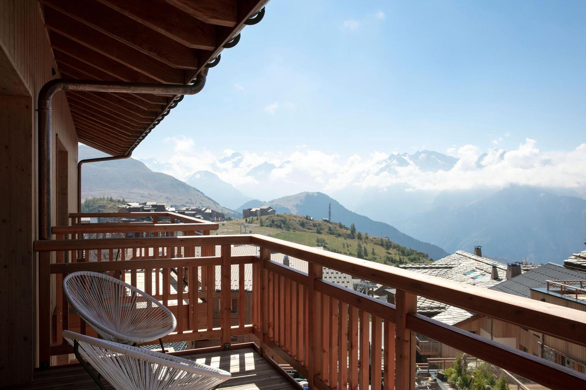 Grandes Rousses Hotel & Spa Alpe d'Huez Exteriér fotografie A balcony in Les Saisies