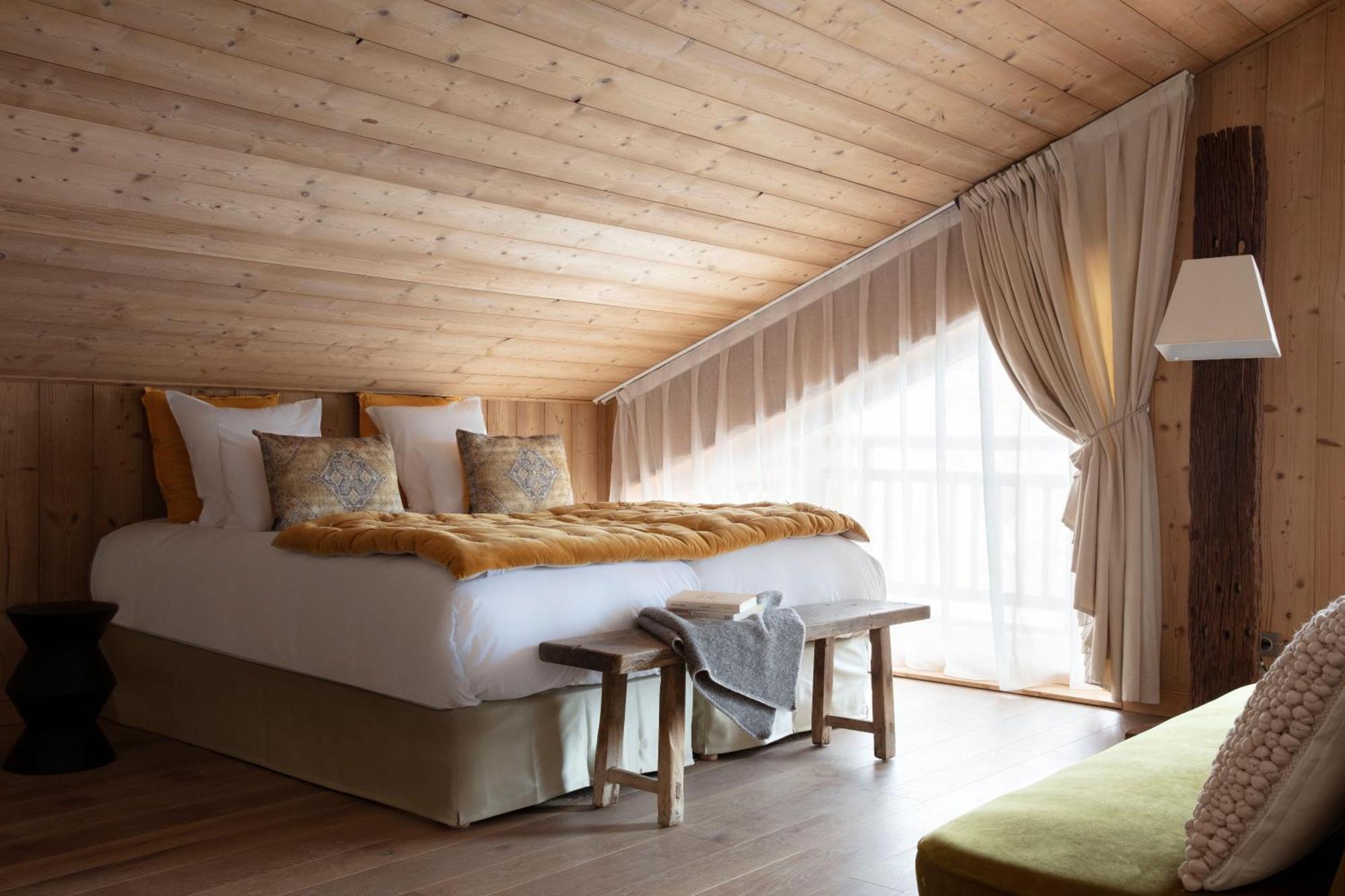 Grandes Rousses Hotel & Spa Alpe d'Huez Exteriér fotografie A bedroom at the Hotel de Crillon