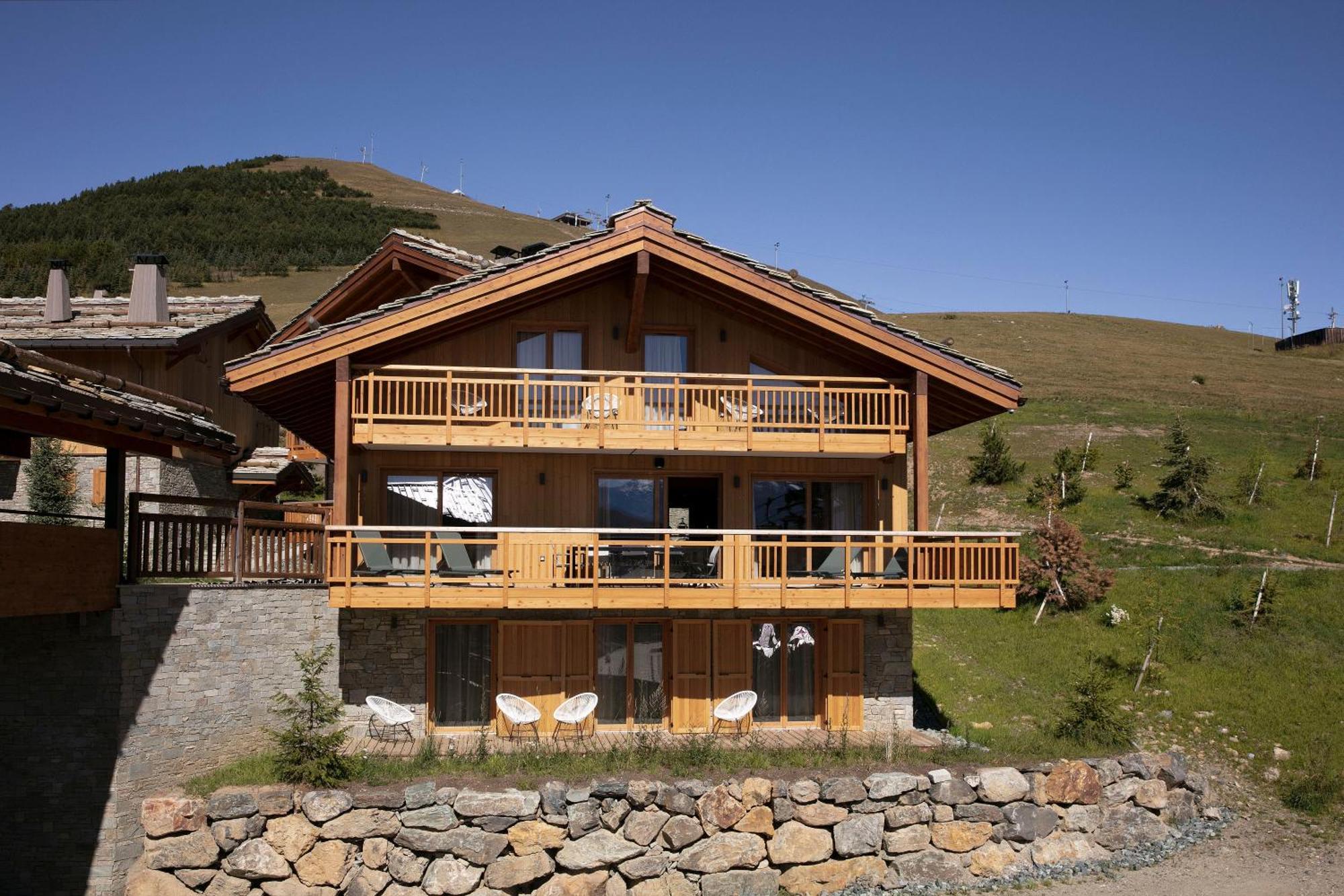 Grandes Rousses Hotel & Spa Alpe d'Huez Exteriér fotografie A chalet in Les Saisies