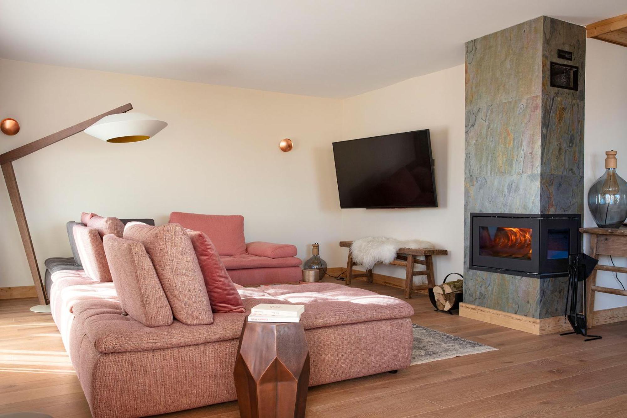 Grandes Rousses Hotel & Spa Alpe d'Huez Exteriér fotografie A living room with a fireplace