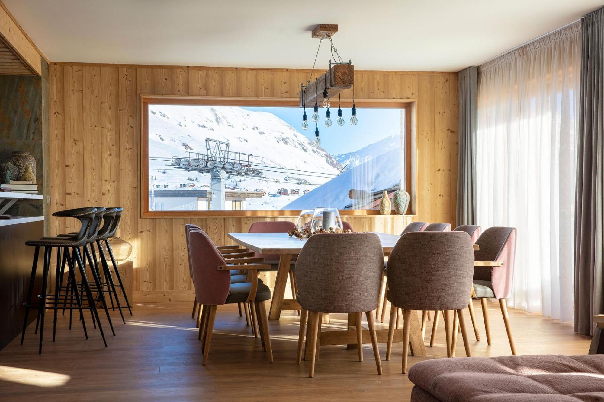 Grandes Rousses Hotel & Spa Alpe d'Huez Exteriér fotografie A dining room in a chalet