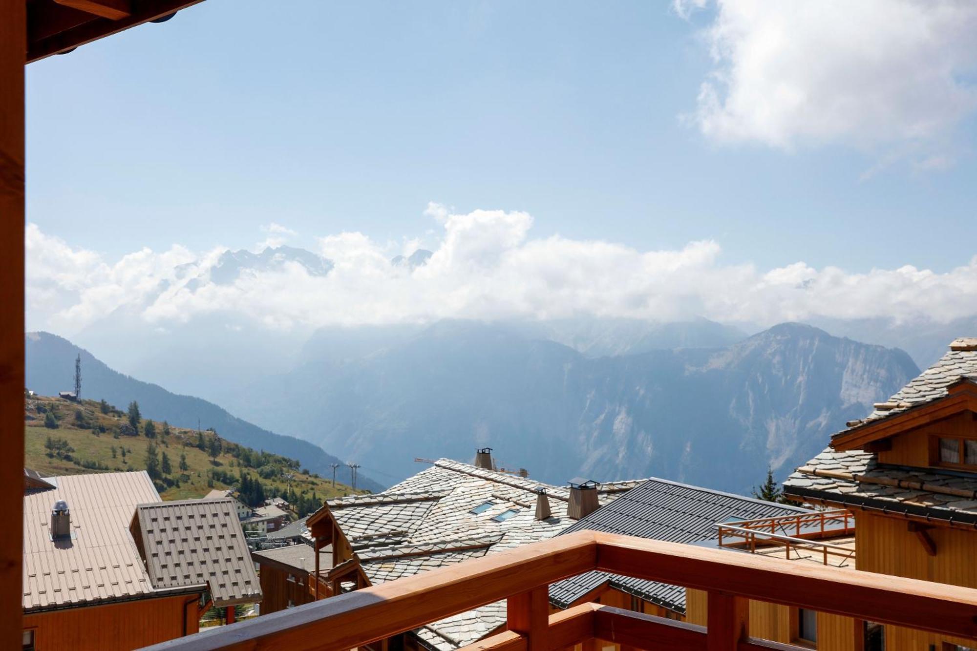 Grandes Rousses Hotel & Spa Alpe d'Huez Exteriér fotografie View of Mont Blanc from Les Saisies