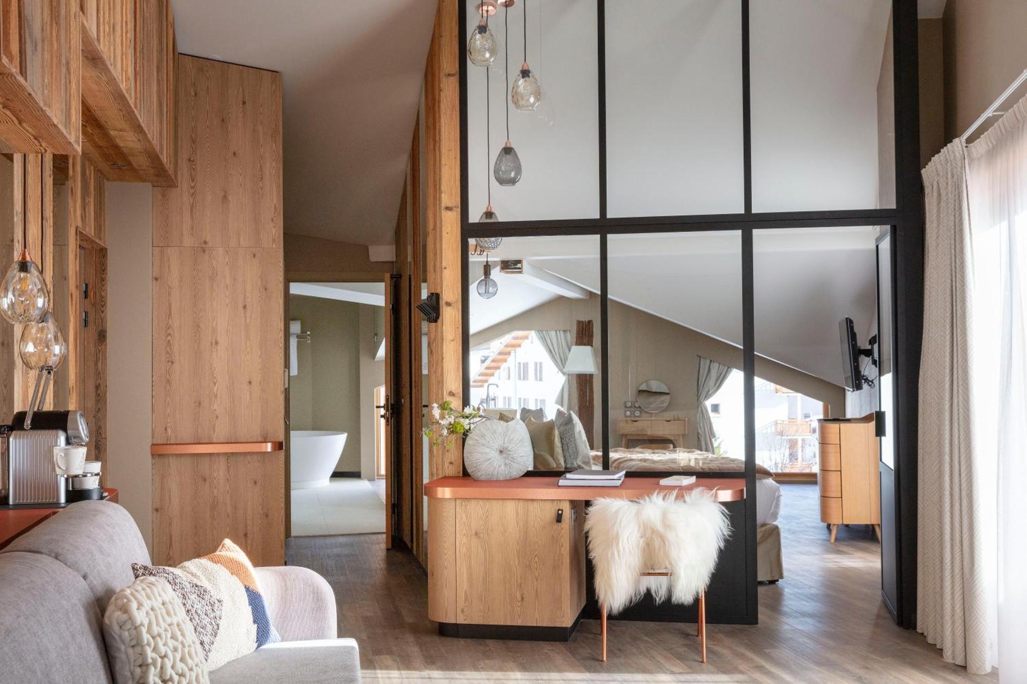 Grandes Rousses Hotel & Spa Alpe d'Huez Exteriér fotografie The interior of a suite at the Hotel de la Couronne